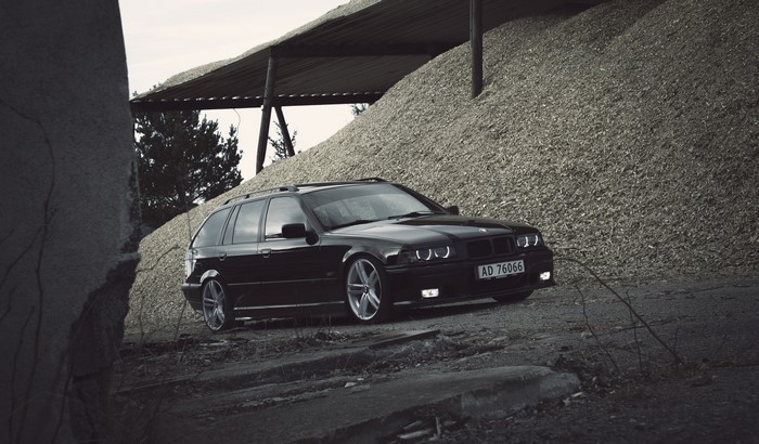 Black BMW E36 Touring in Norway