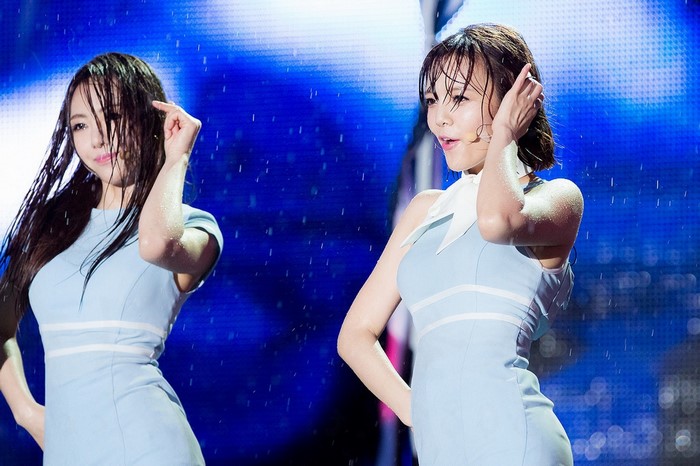 Jimin and Mina from AOA performing in the rain
