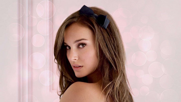 Natalie Portman with a blue bow in her hair