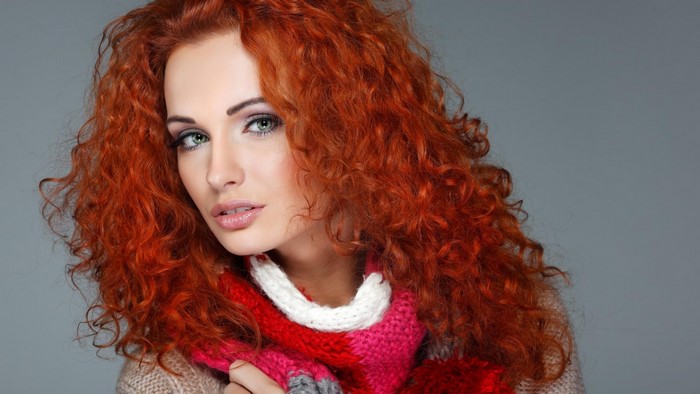 Redhead woman with curly hair wearing a scarf