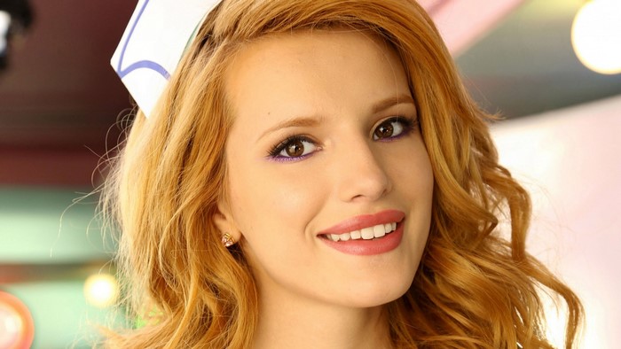 Bella Thorne smiling