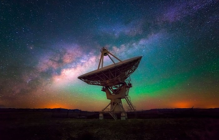 Radio telescope under the Milky Way in New Mexico