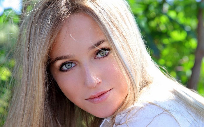 Woman with blonde hair and green eyes