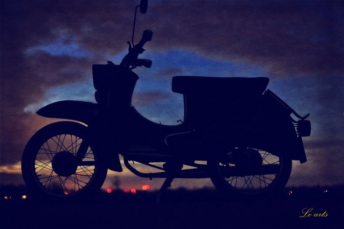 Simson KR51 Oldtimer Schwalbe silhouette at dusk
