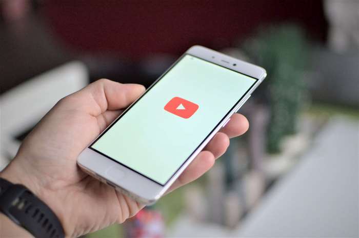 Xiaomi Mi 5s smartphone with YouTube app