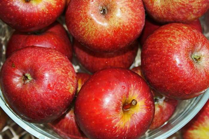 Bowl of red apples in 4K