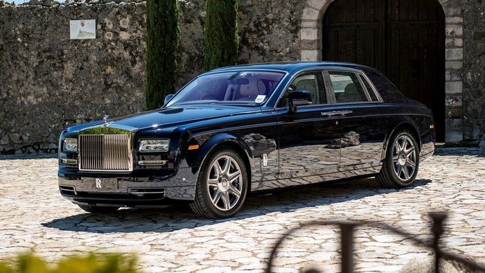 Rolls-Royce Phantom Series 2 parked outdoors
