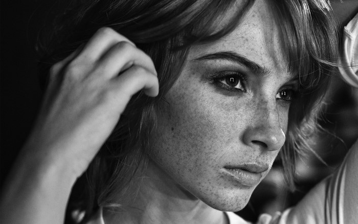 Black and white portrait of a girl with freckles