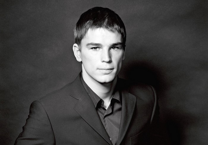 Josh Hartnett in a suit and shirt