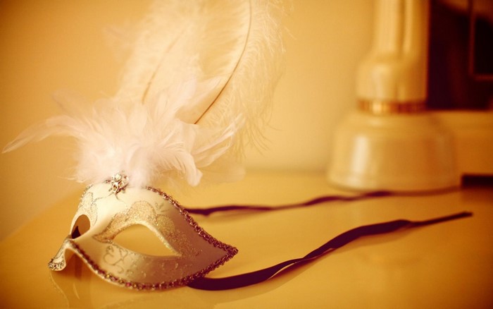 Masquerade mask with feathers