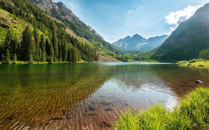 Maroon Bells lake and mountains