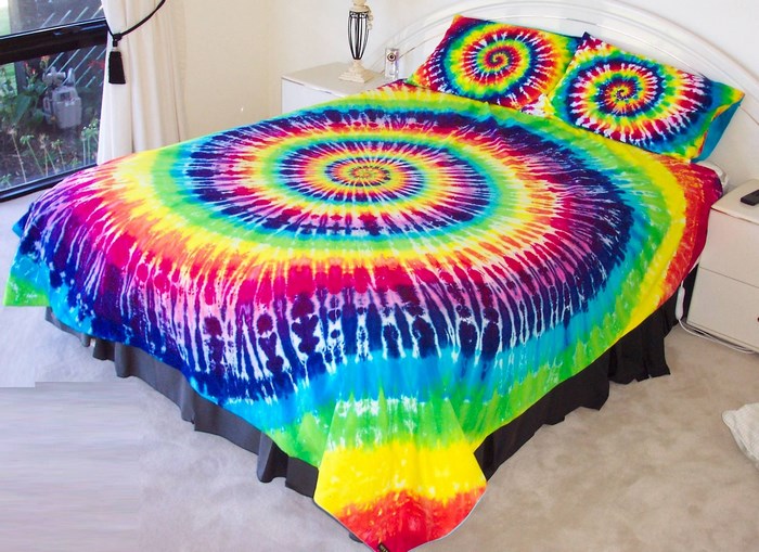 Tie-dye bed set with spiral pattern