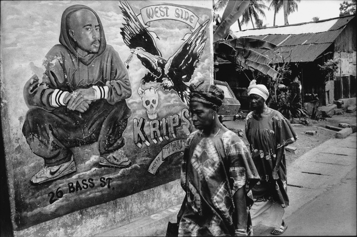 Mural of Tupac Shakur and West Side Krips gang symbol