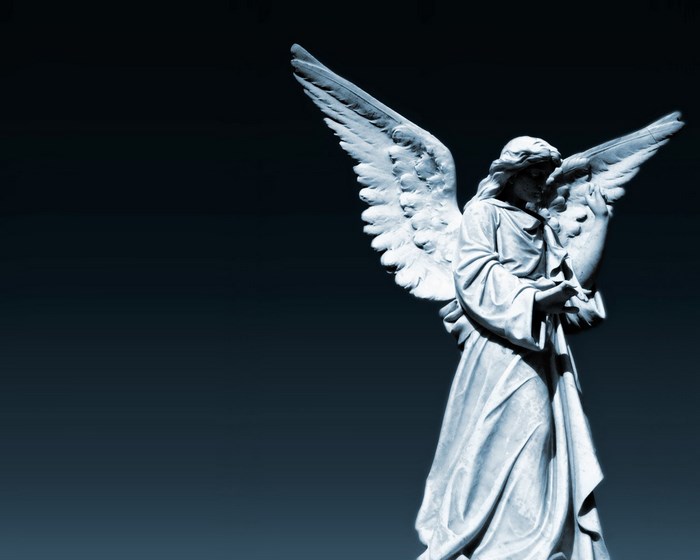 Angel statue with wings