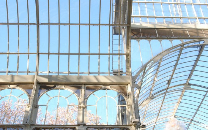 Palacio de Cristal greenhouse structure with sky