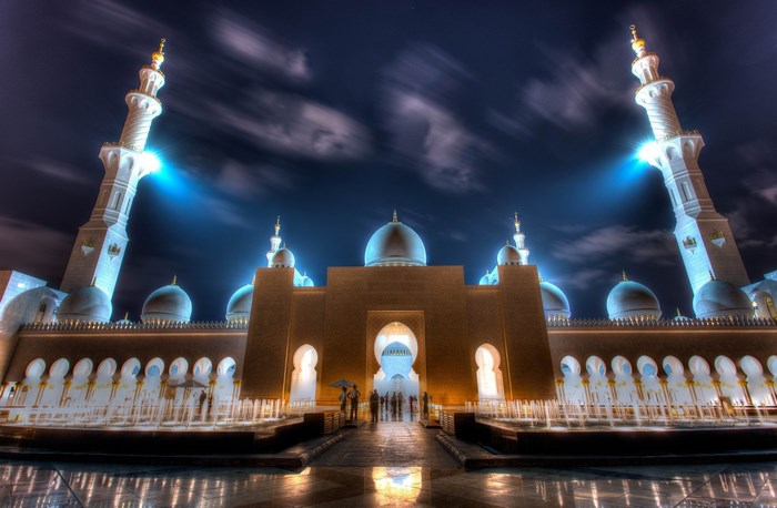 Sheikh Zayed Grand Mosque at night