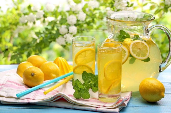 Refreshing Lemonade with Fresh Lemons and Mint 4K