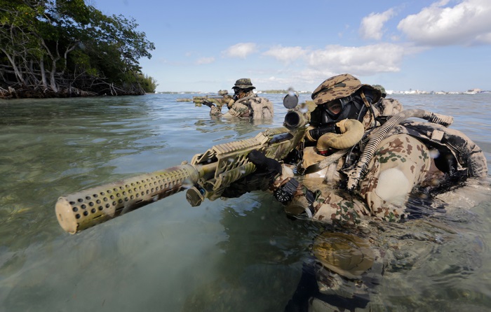 Soldiers in water with rifles 4K