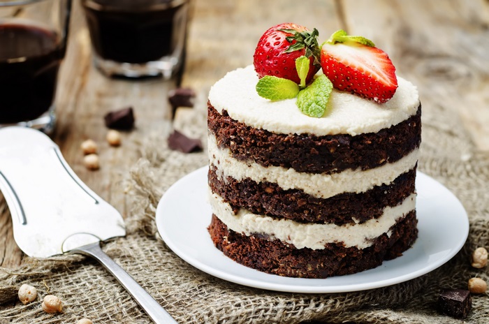 Chocolate cake with cream and strawberries