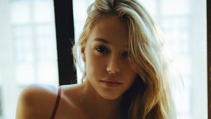 Alexis Ren blonde woman face