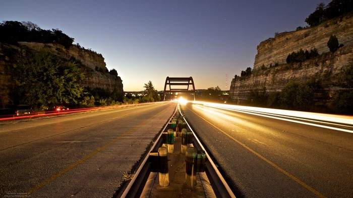 Long exposure photography of a bridge in Austin, Texas at night