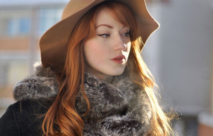 Redhead woman wearing a hat and fur scarf
