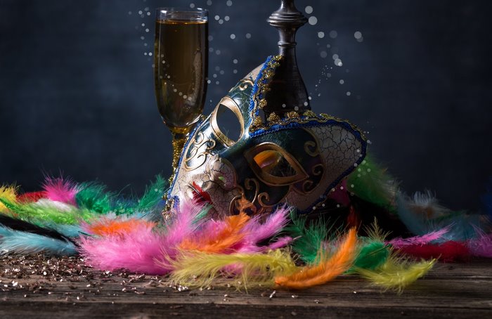 Venetian mask with feathers and champagne