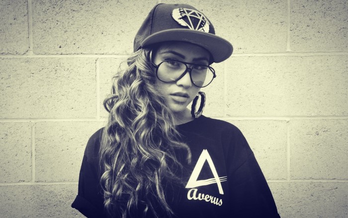 Girl wearing a hat and sunglasses