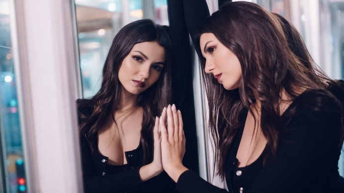 Victoria Justice looking at her reflection