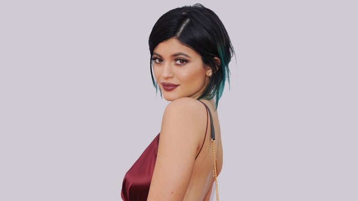 Kylie Jenner with short black hair and teal highlights
