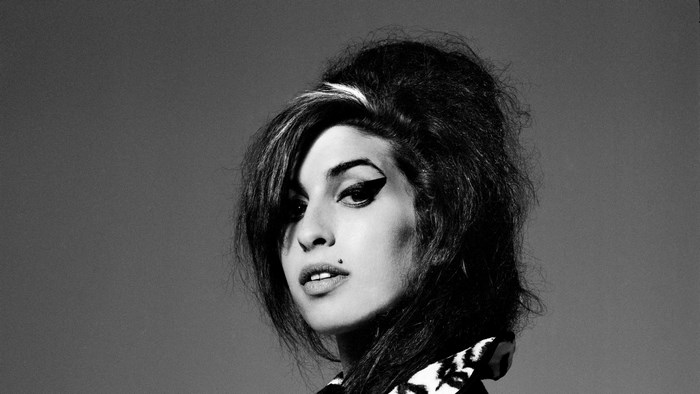 Amy Winehouse in Iconic Retro Style