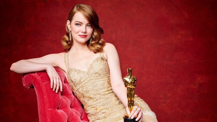 Emma Stone holding an Oscar award