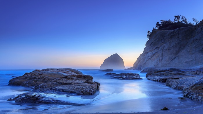 Tranquil Coastal Rocks at Sunset 4K