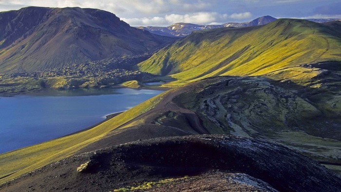 Icelandic landscape with lake and mountains