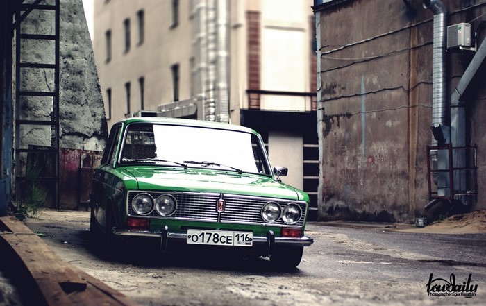 Green Lada 2106 car parked in an alley
