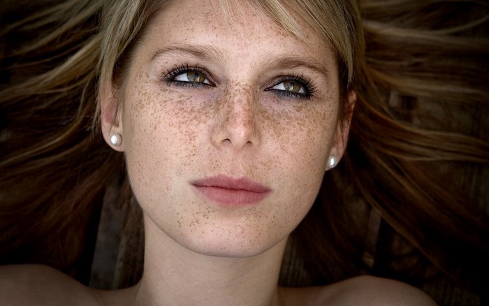 Woman with freckles and blonde hair