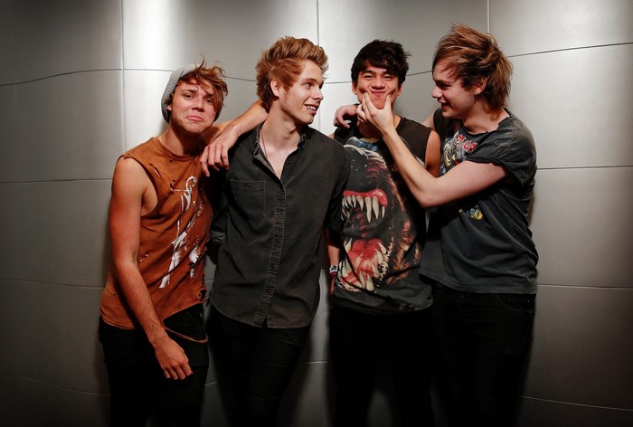 5 Seconds of Summer band members posing