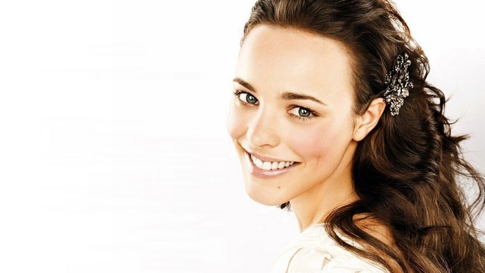 Rachel McAdams smiling with a jeweled hair clip