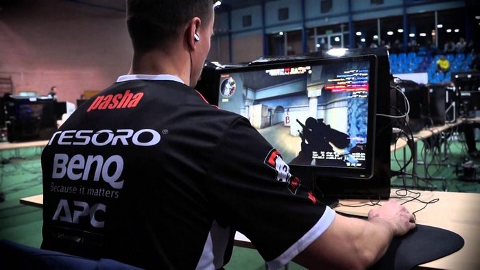PashaBiceps player from CS:GO wearing Tesoro and BenQ shirt