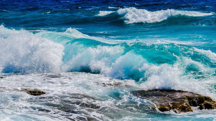 Ocean waves crashing on rocks 4K