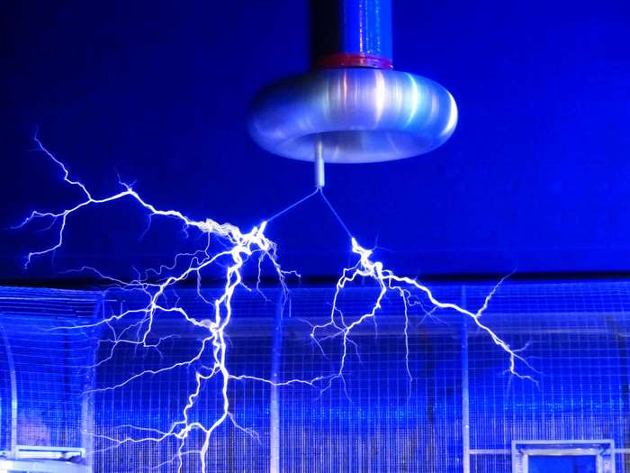 Tesla Coil producing electrical discharge in a Faraday cage