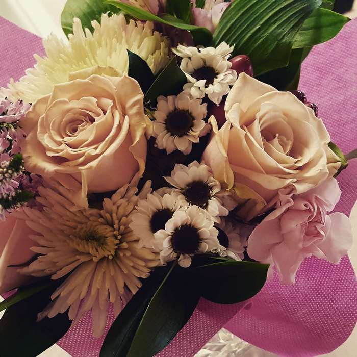 Close up of a bouquet of roses and daisies