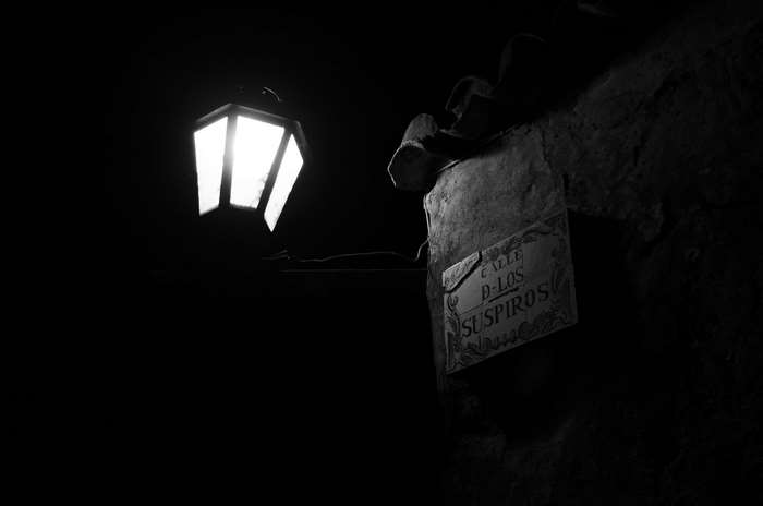 Street lamp on Calle de los Suspiros at night