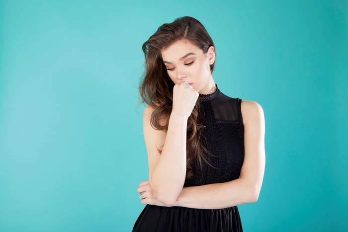Hailee Steinfeld in Elegant Black Dress 4K