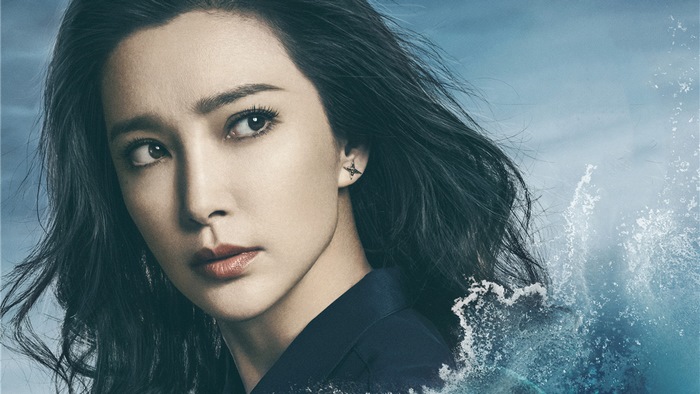 Li Bingbing in front of splashing water