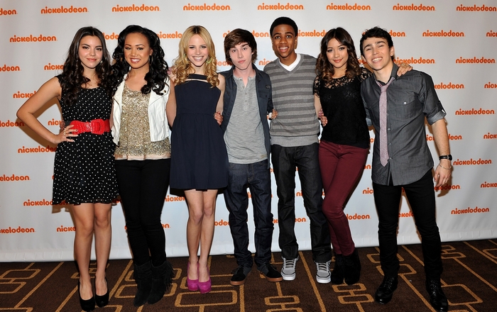 Nickelodeon cast posing for a photo