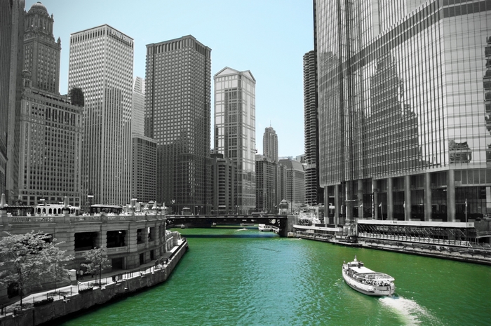 Chicago River with boats and skyscrapers
