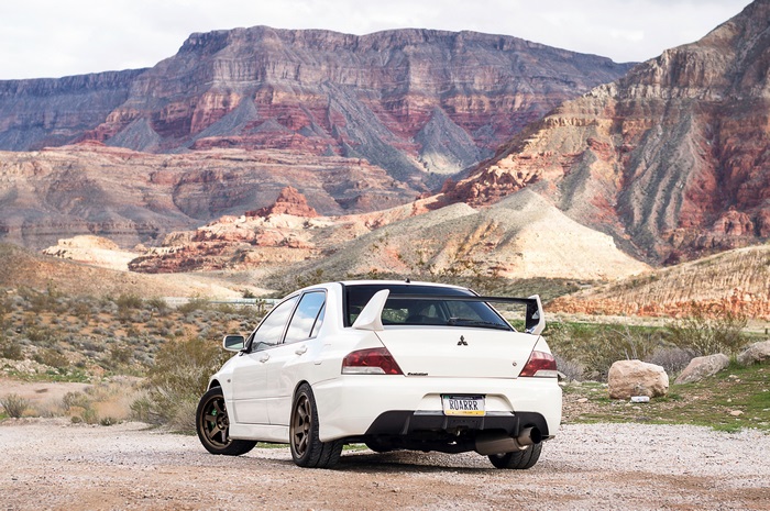 White Mitsubishi Lancer Evolution VIII in a desert landscape