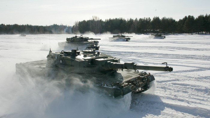 Finnish Army Leopard 2 tanks in snow