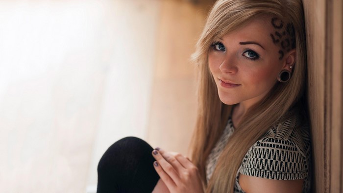 Woman with blonde hair and leopard tattoo